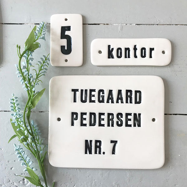 Dørskilt 11 - med store bogstaver og tal