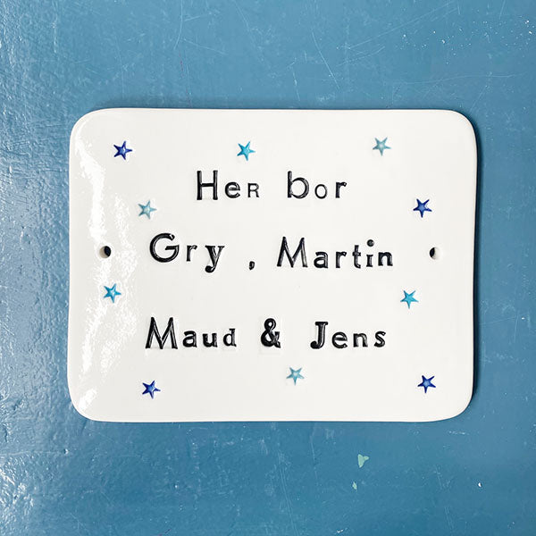Dørskilt 12 - med "her bor" og stjerner