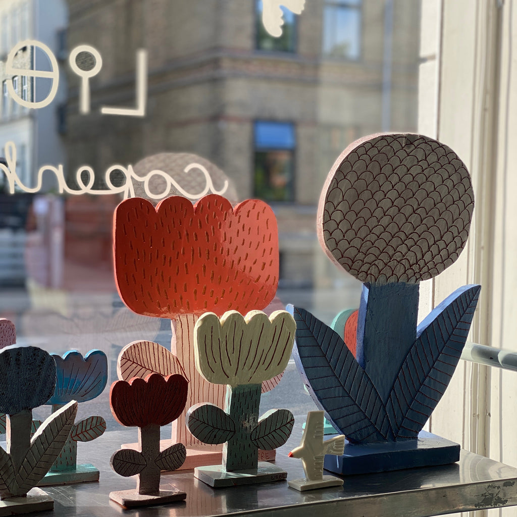 stor blomst i keramik