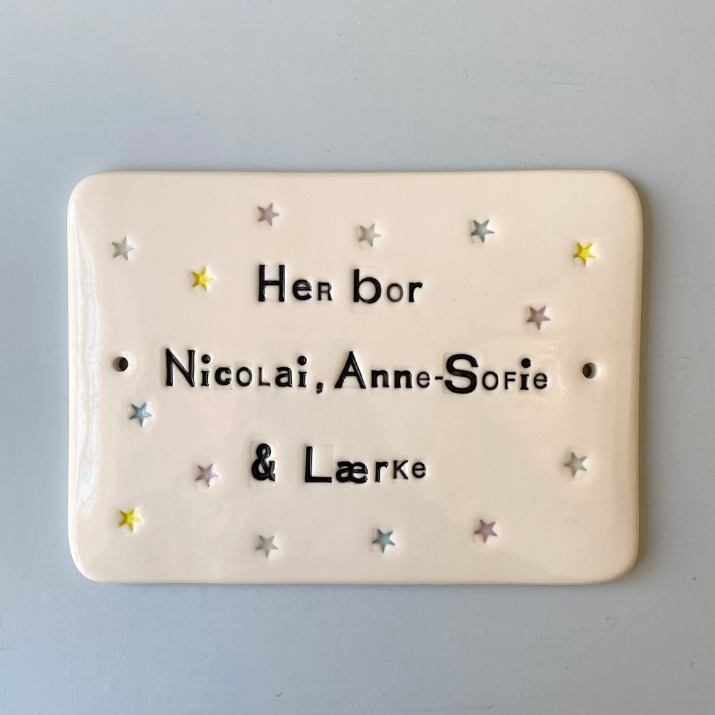 Dørskilt 12 - med "her bor" og stjerner