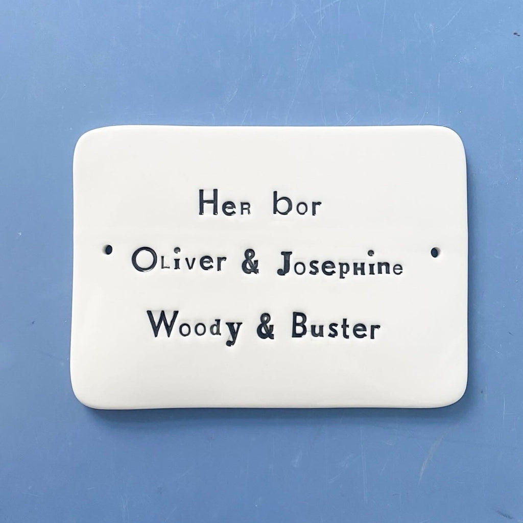 Dørskilt -  med "her bor"