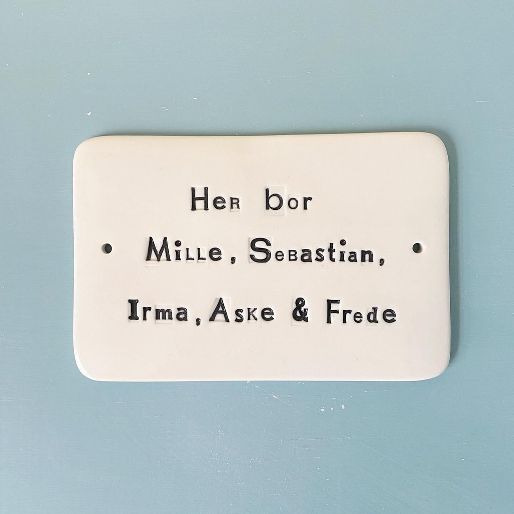 Dørskilt -  med "her bor"