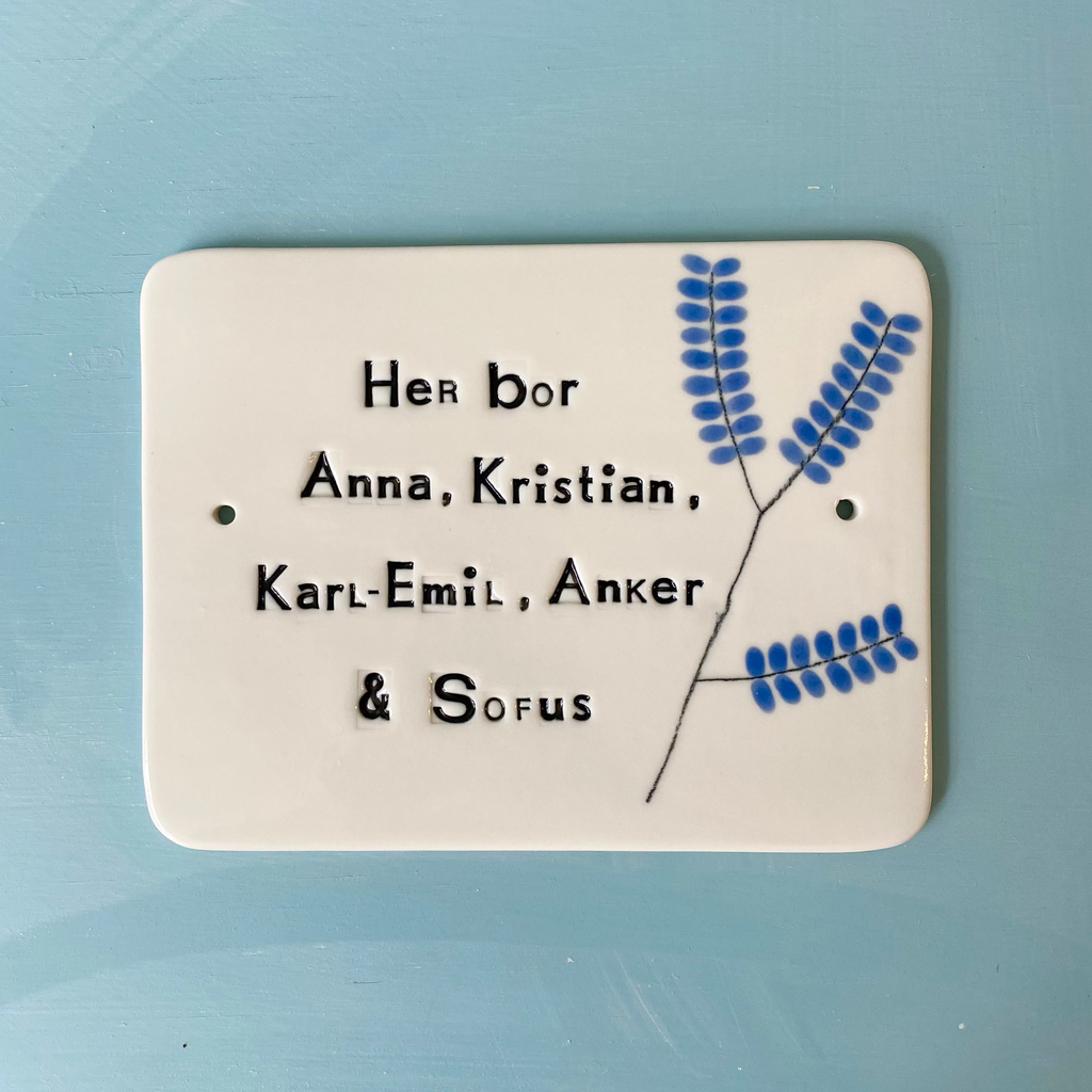 Dørskilt 7 -  med "her bor" og en gren med blade