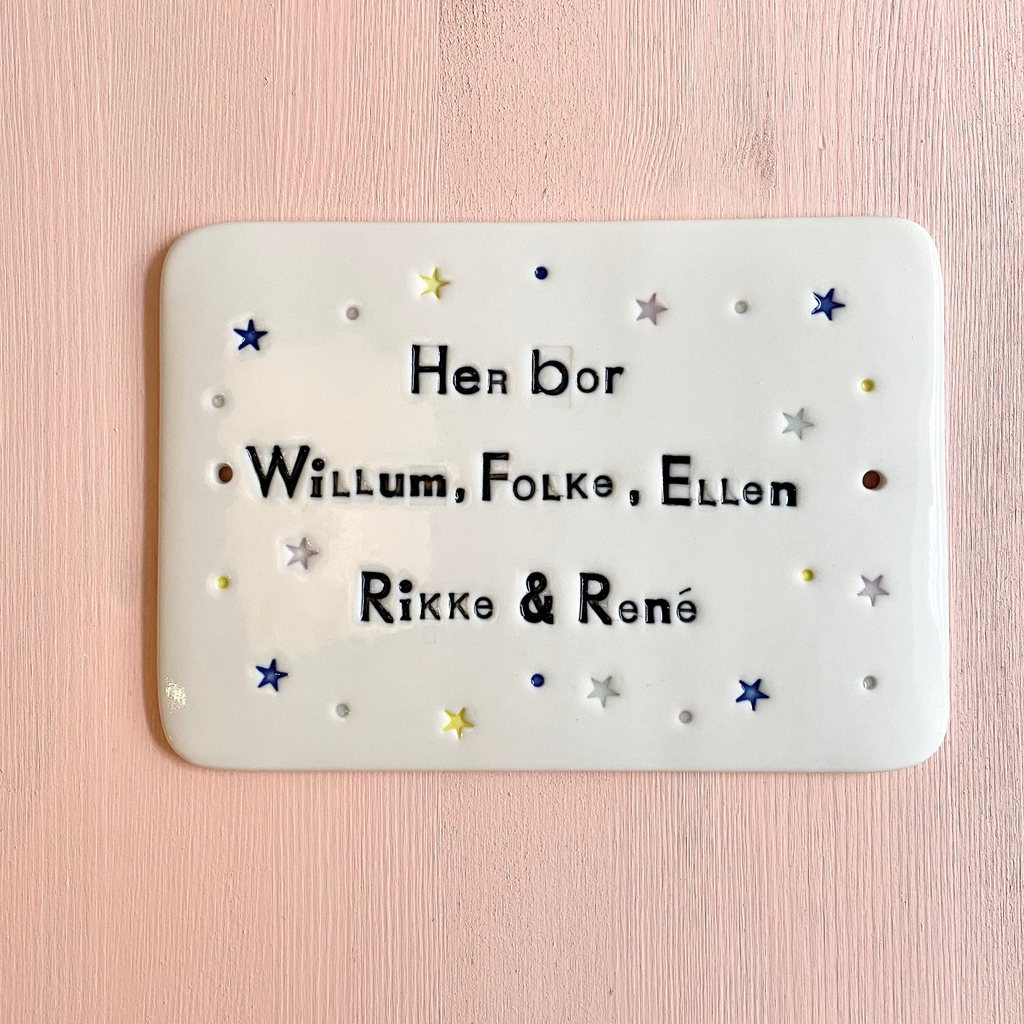 Dørskilt 12 - med "her bor" og stjerner
