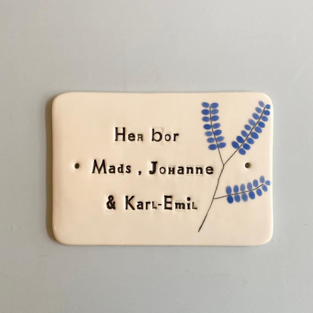 Dørskilt 7 -  med "her bor" og en gren med blade