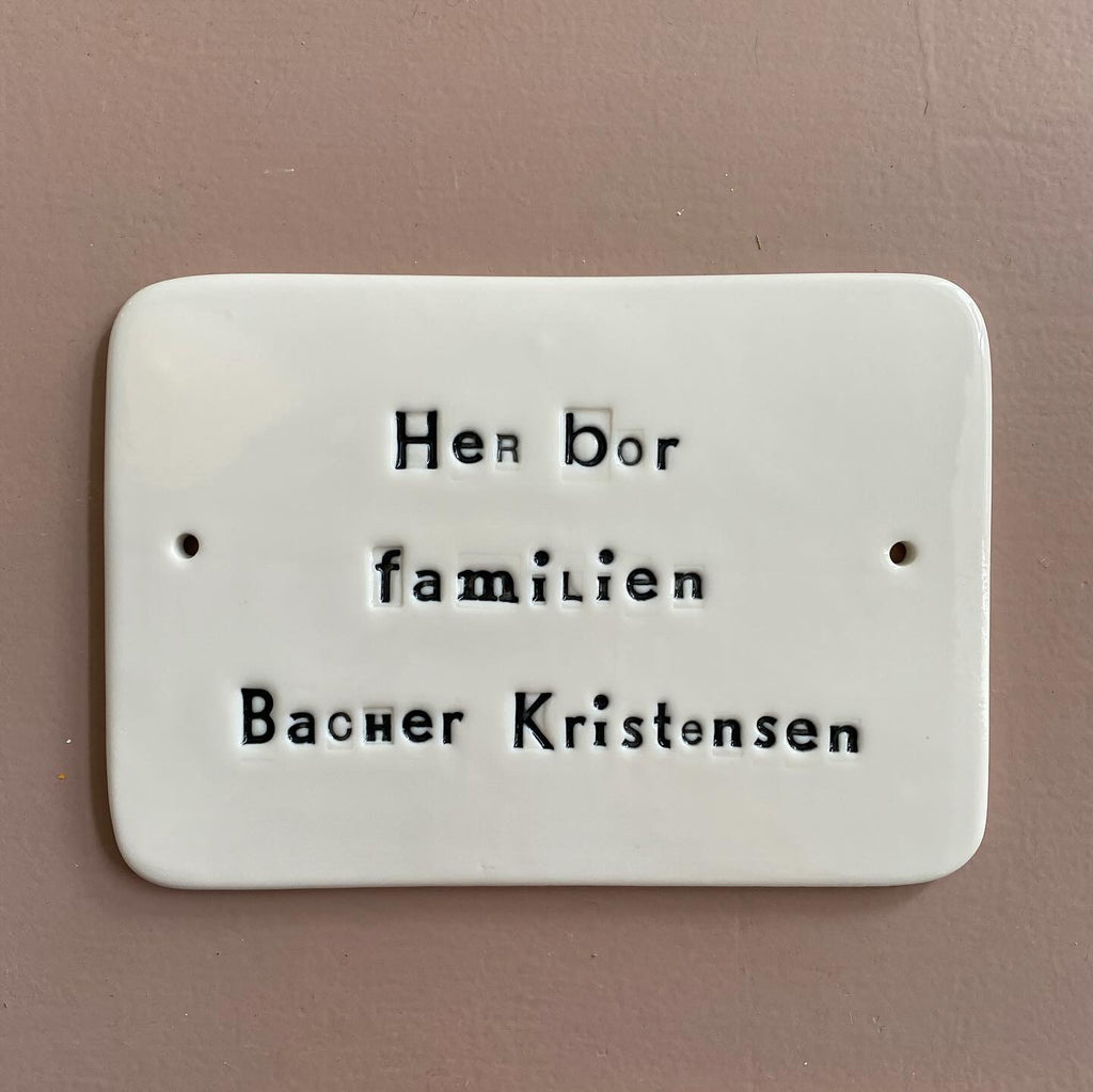 Dørskilt - med "her bor familien"