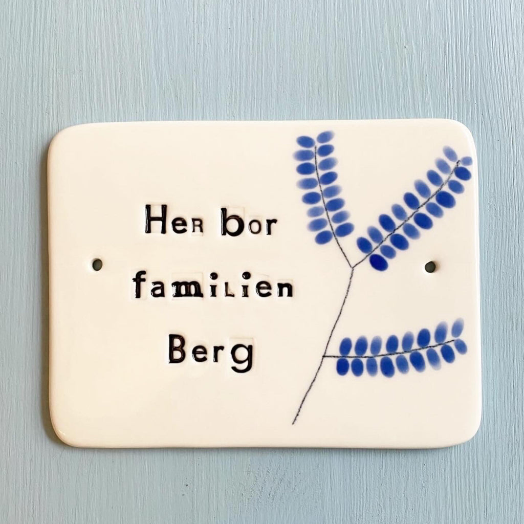 Dørskilt 7 -  med "her bor" og en gren med blade