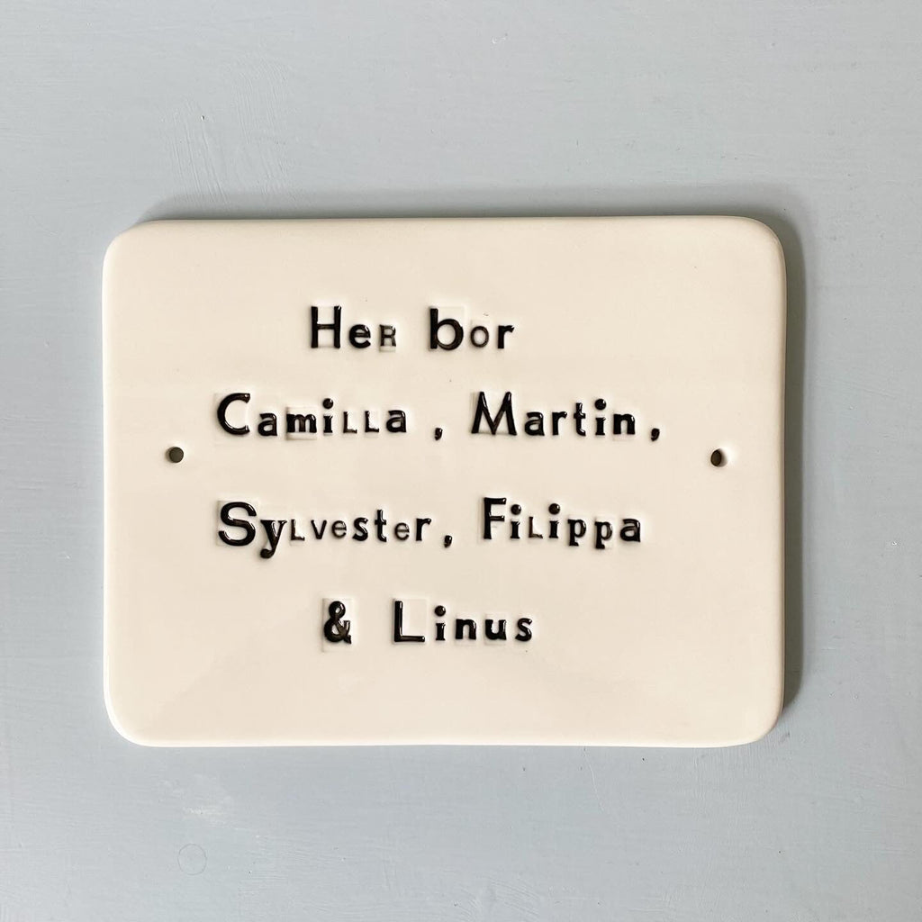 Dørskilt -  med "her bor"