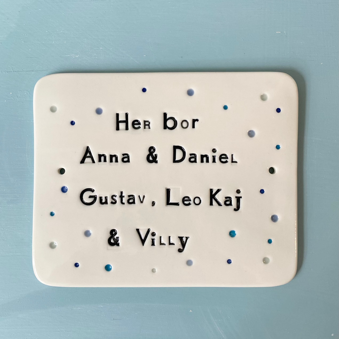 Dørskilt 15 - med "her bor" og prikker