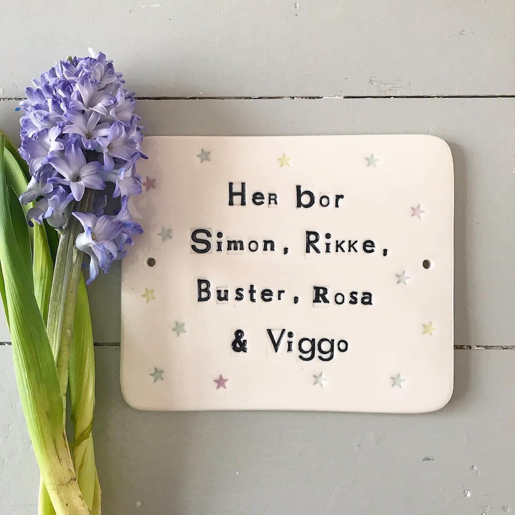 Dørskilt 12 - med "her bor" og stjerner