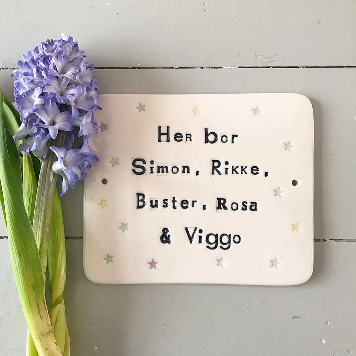 Dørskilt 12 - med "her bor" og stjerner