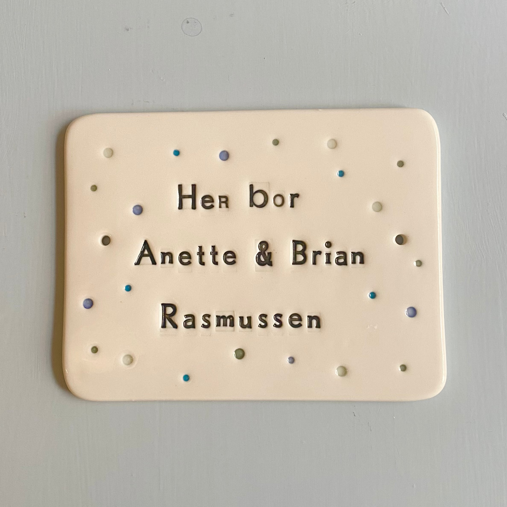 Dørskilt 15 - med "her bor" og prikker