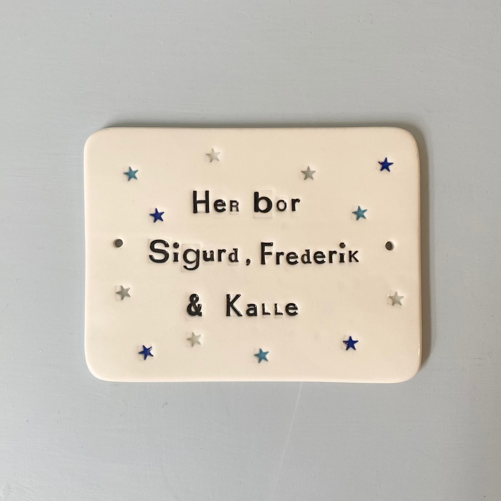 Dørskilt 15 - med "her bor" og prikker