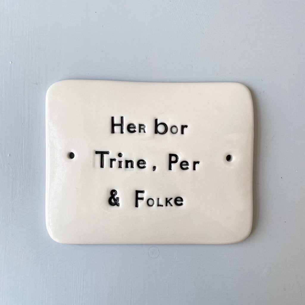 Dørskilt -  med "her bor"