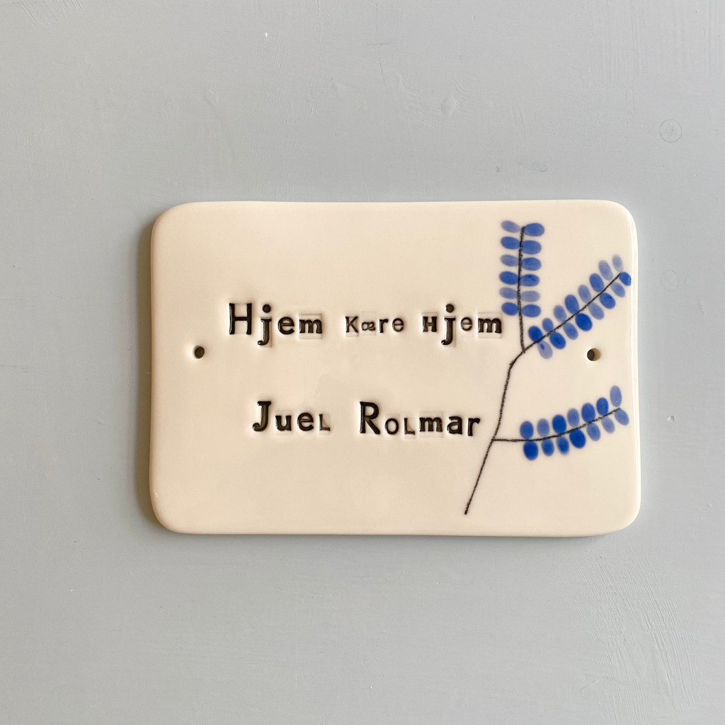 Dørskilt 7 -  med "her bor" og en gren med blade