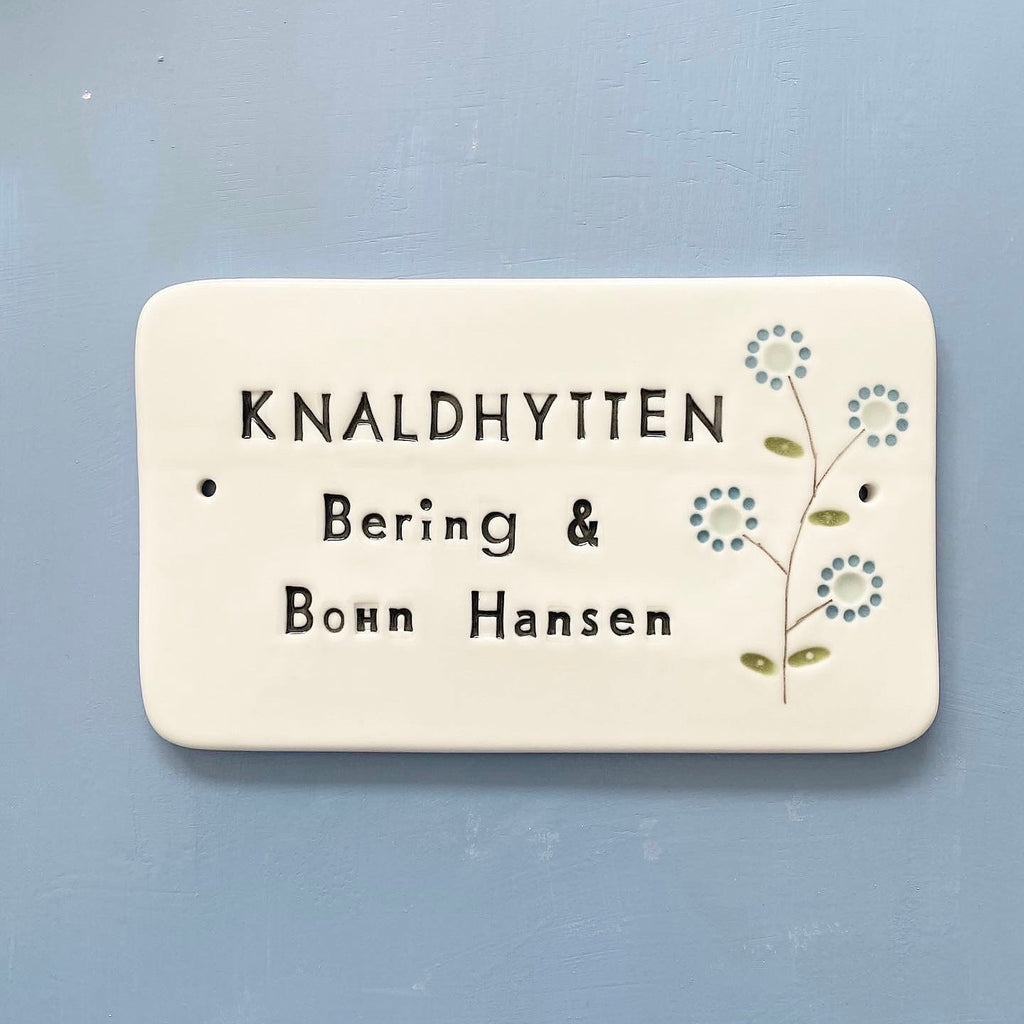 Dørskilt 9 - med blomst og "velkommen hos"