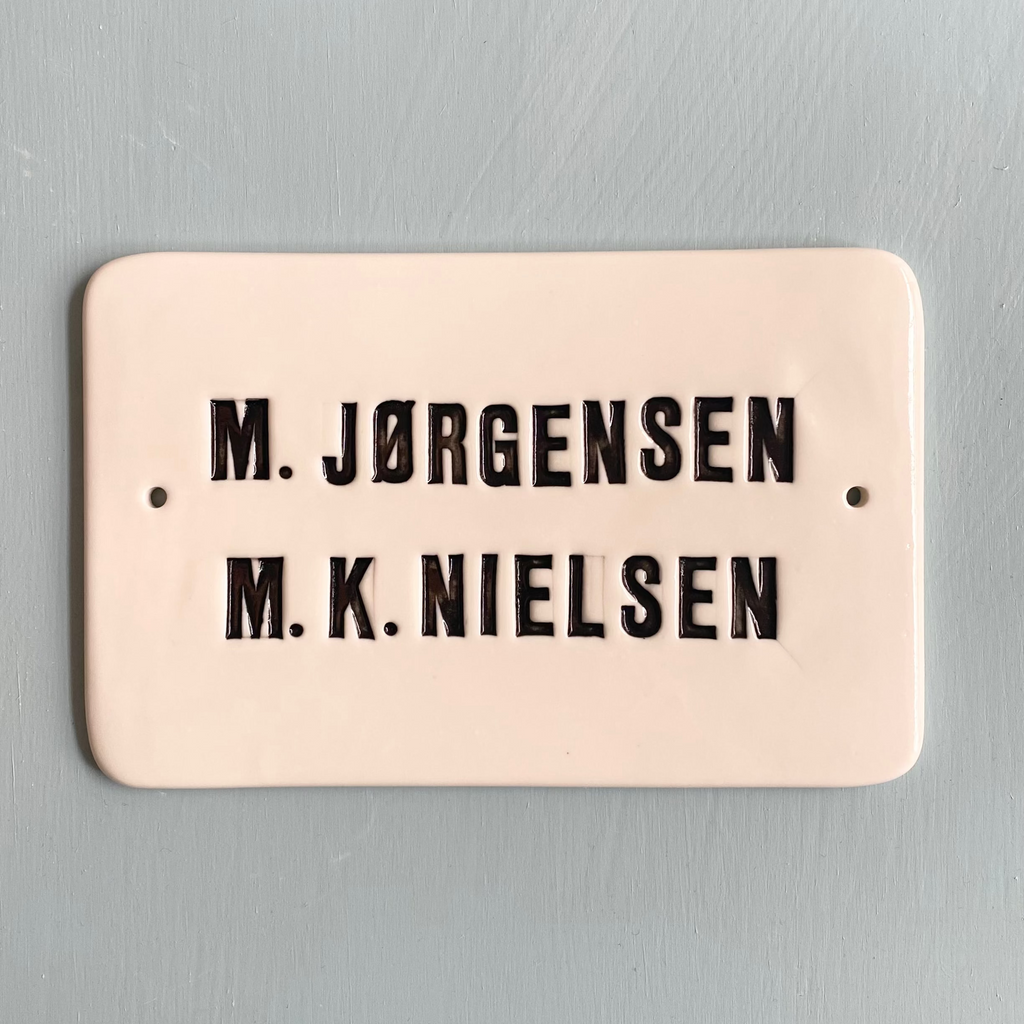 Dørskilt 2 - med store bogstaver