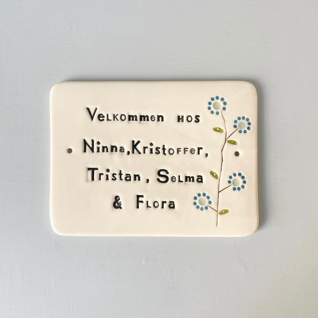 Dørskilt 9 - med blomst og "velkommen hos"