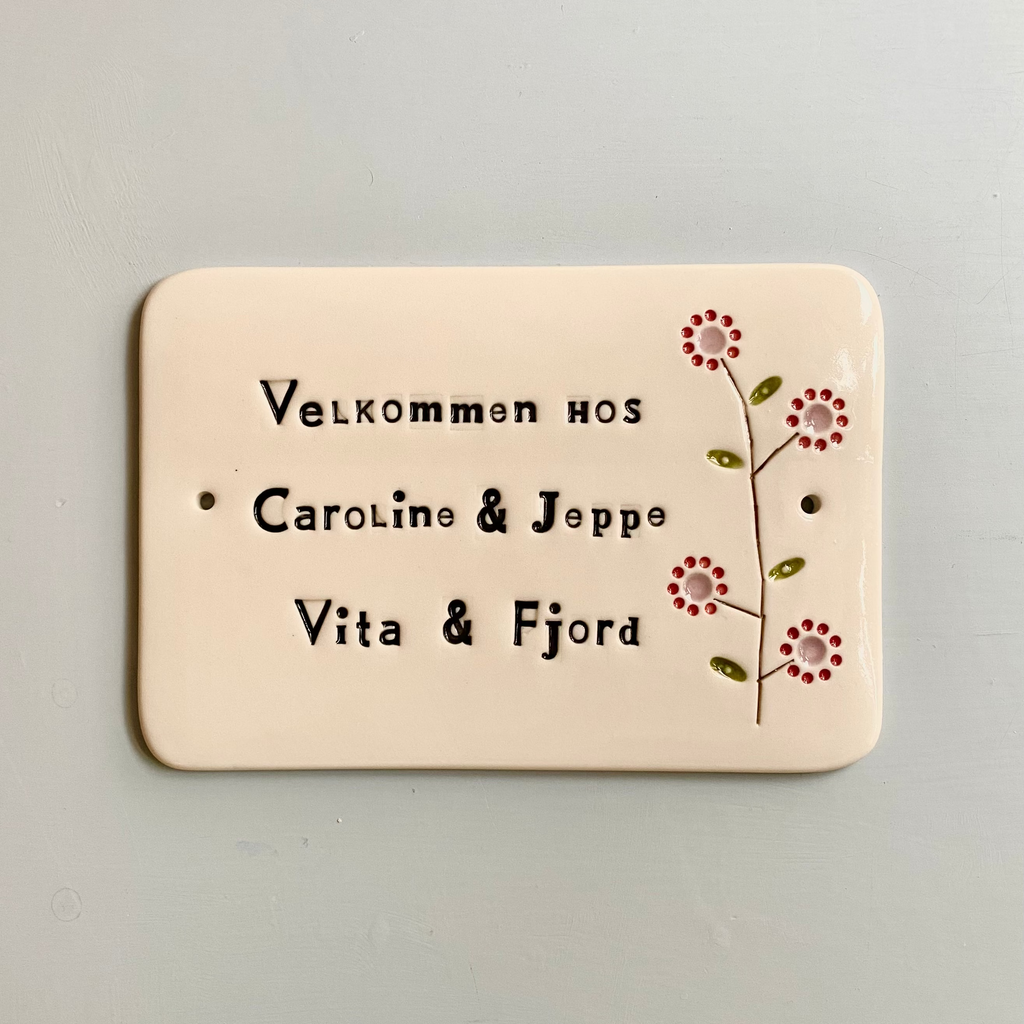 Dørskilt 9 - med blomst og "velkommen hos"