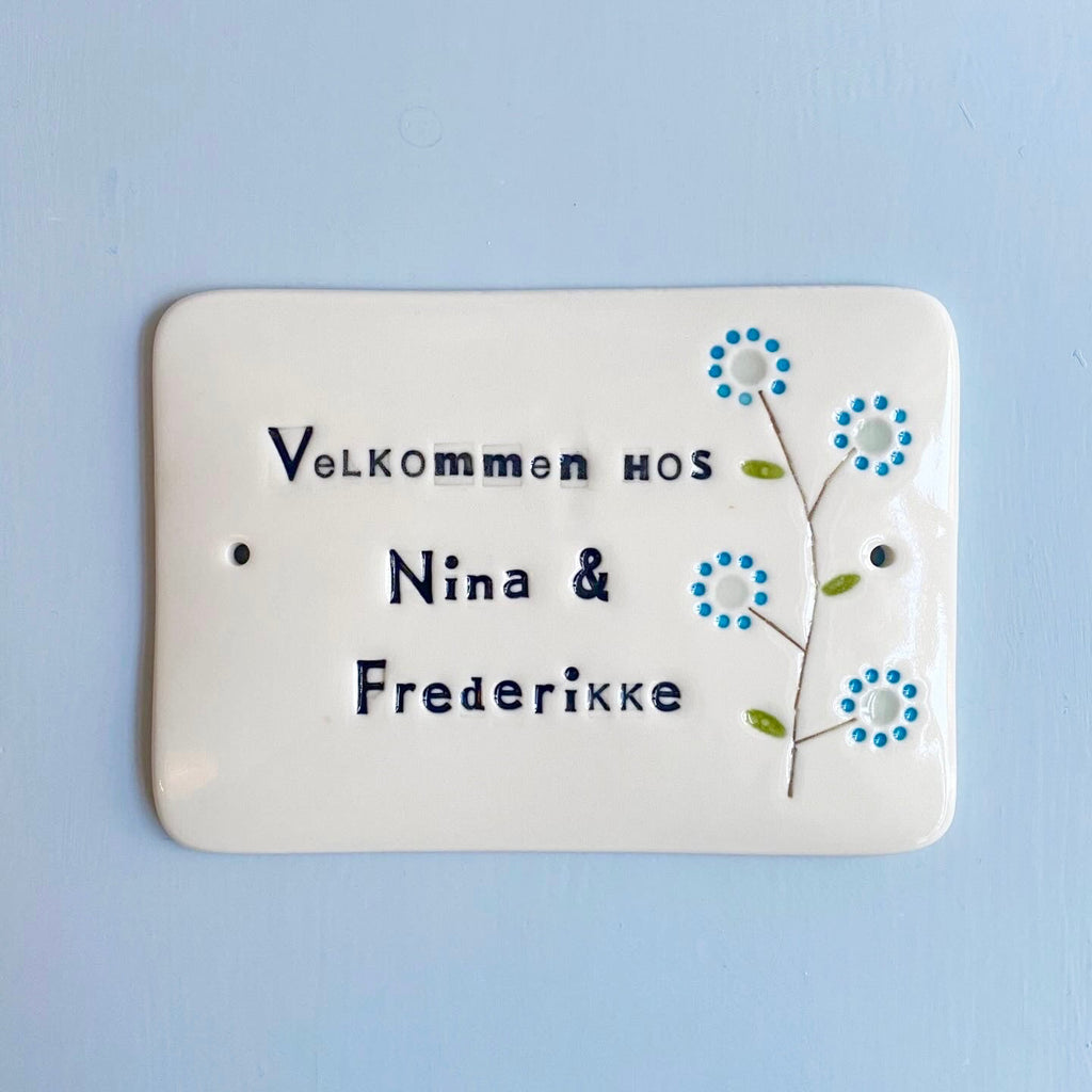 Dørskilt 9 - med blomst og "velkommen hos"