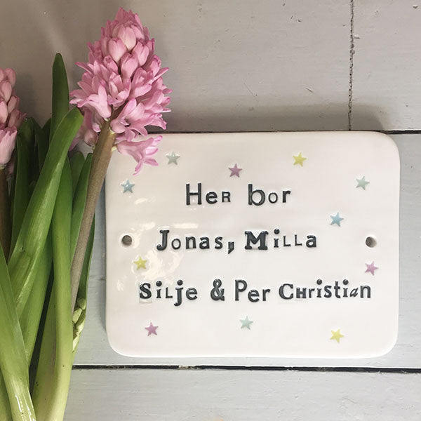 Dørskilt 12 - med "her bor" og stjerner