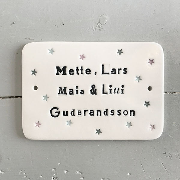 Dørskilt 12 - med "her bor" og stjerner