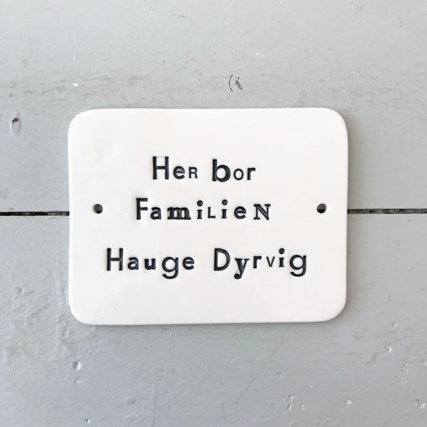Dørskilt 6 - med "her bor familien"