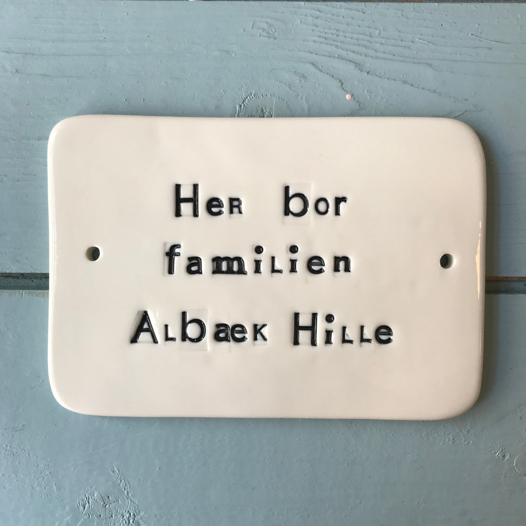 Dørskilt 11 - med "her bor familien"