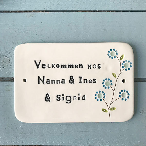 Dørskilt 9 - med blomst og "velkommen hos"